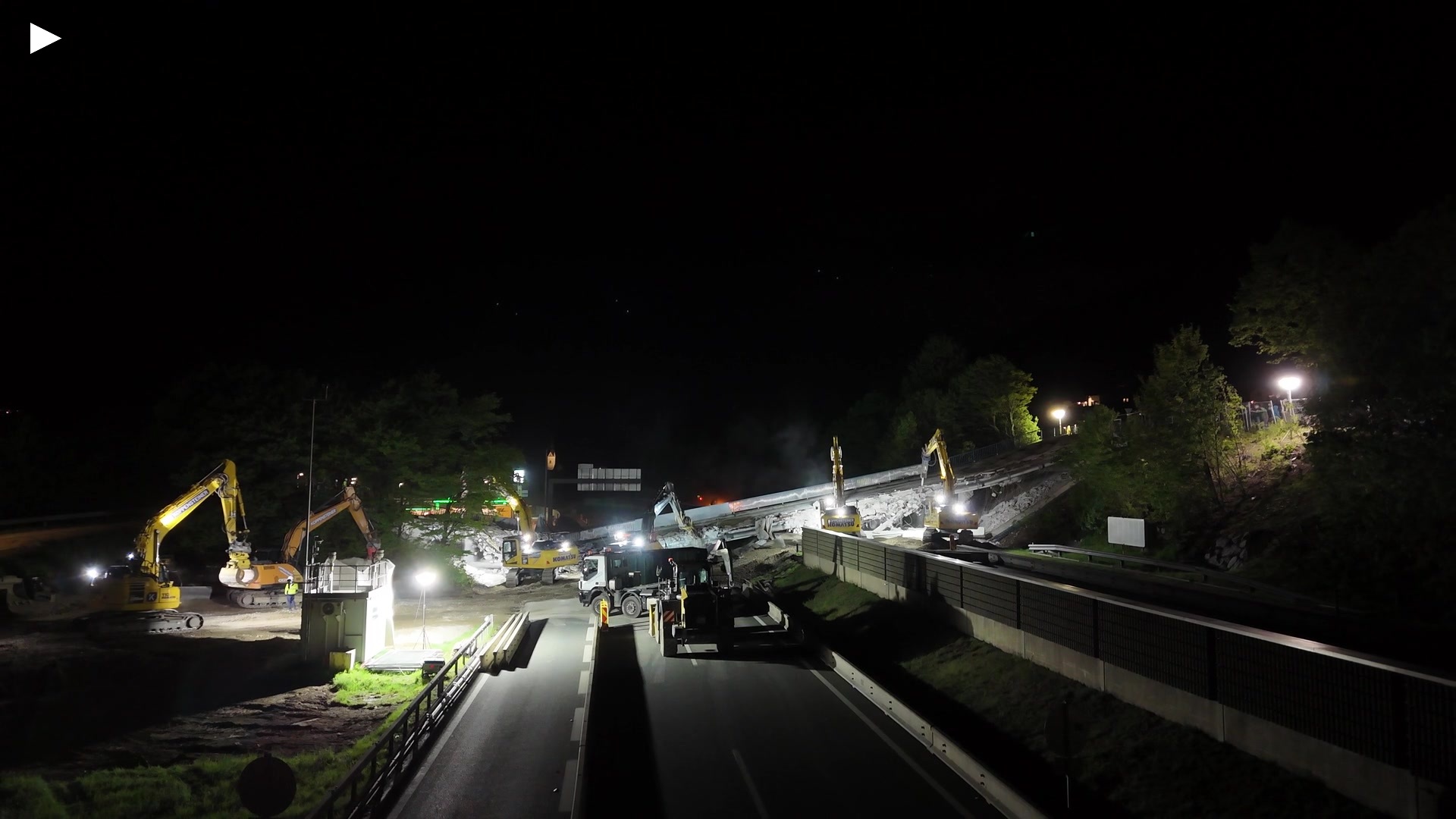 A_Anflug_von_Ost_Bagger_bei_der_Arbeit.MP4