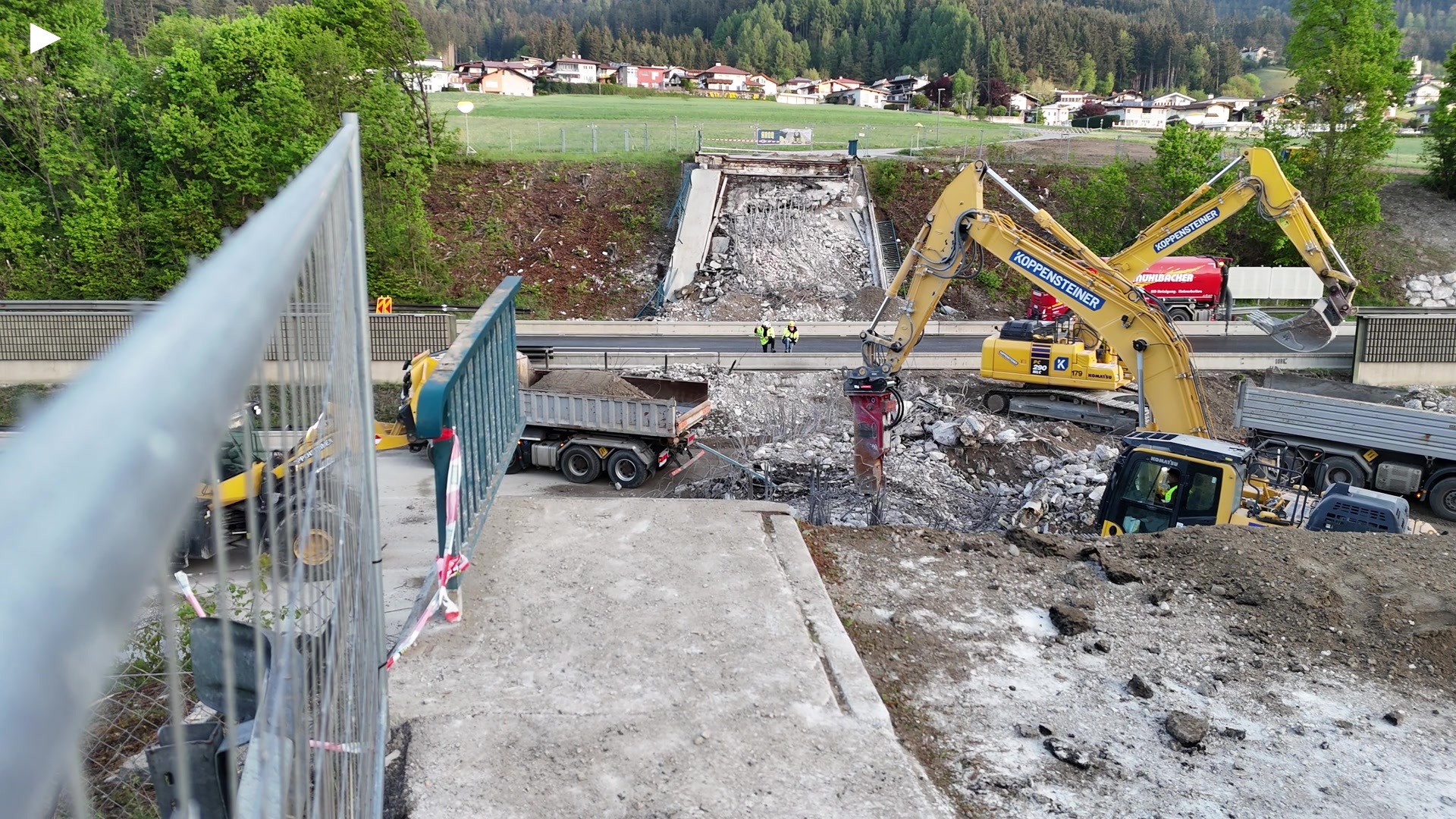 A_Bagger_am_Aufraeumen.MP4