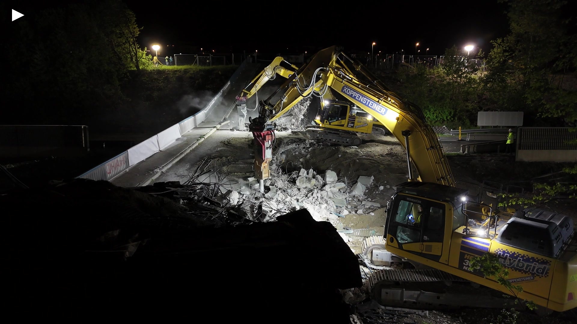 A_Bagger_beim_Nageln_airview.MP4