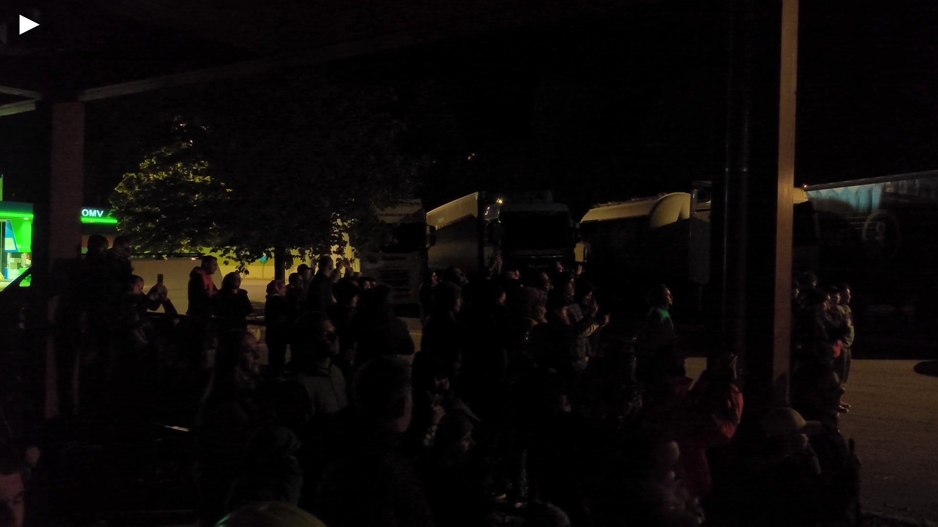 A_Publikum_wartet_auf_Sprengung.mp4