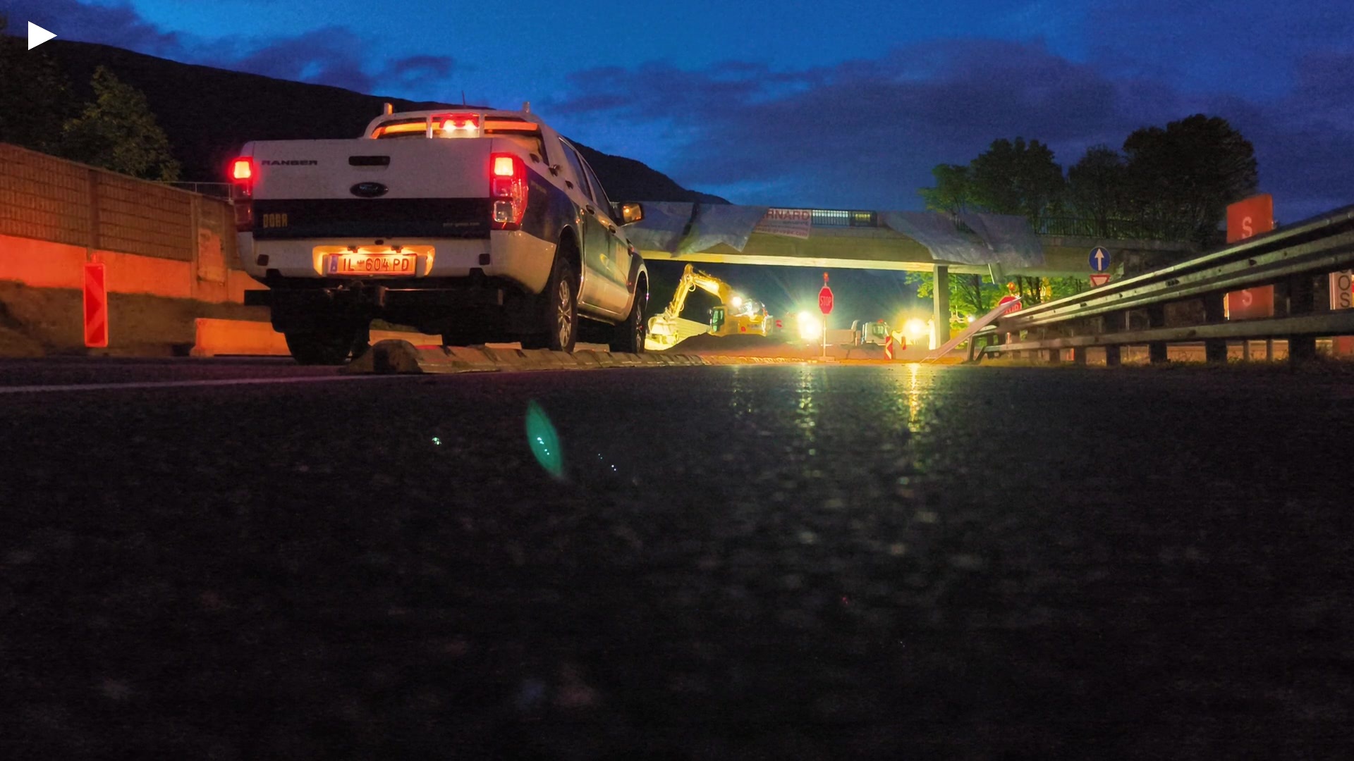 A_Vorbereitungen_Down_on_Street.mp4