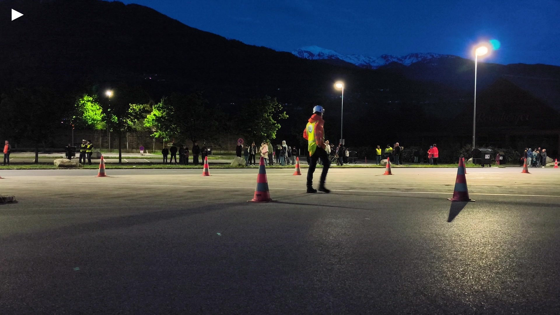 B_Publikum_am_Parkplatz.mp4