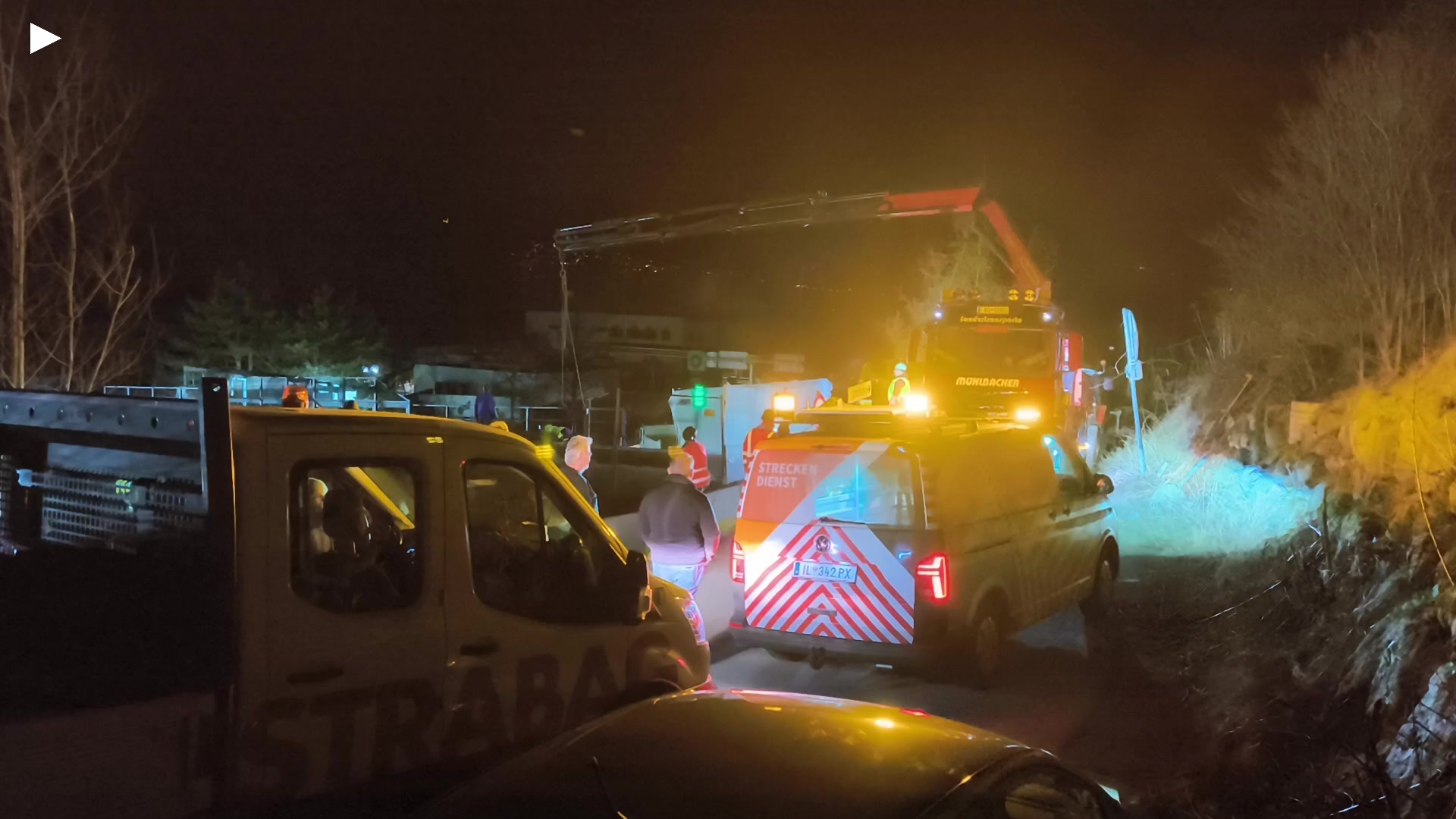 B_1_yellow_blinking_cars.mp4