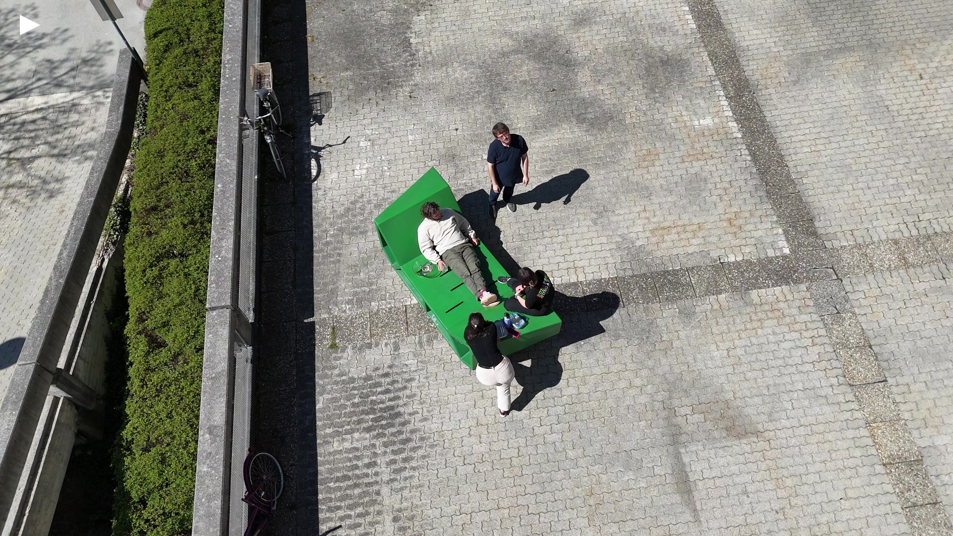 B_Chilling_Students_4_green.MP4