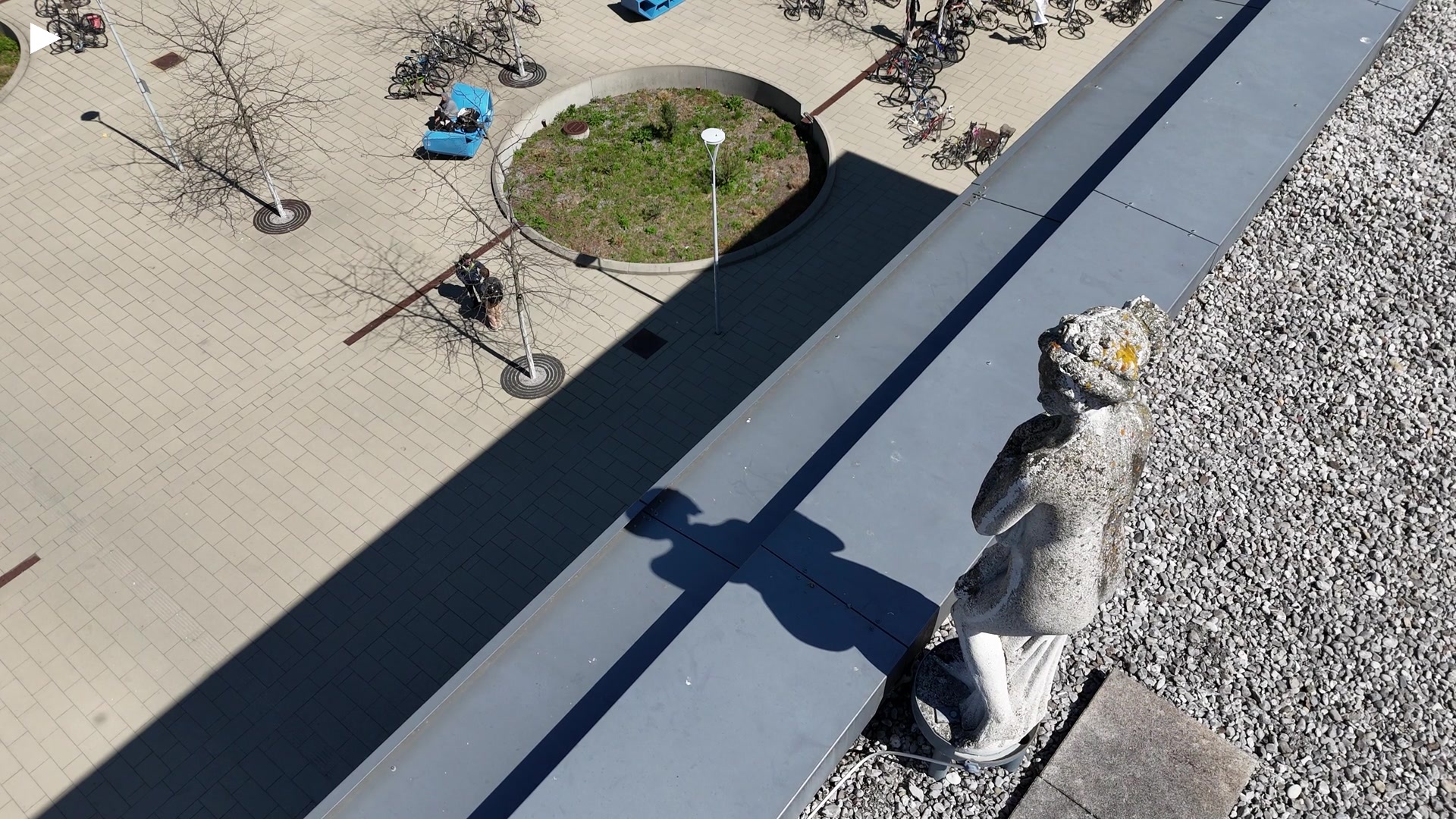 C_Statue_am_Dach_3.MP4