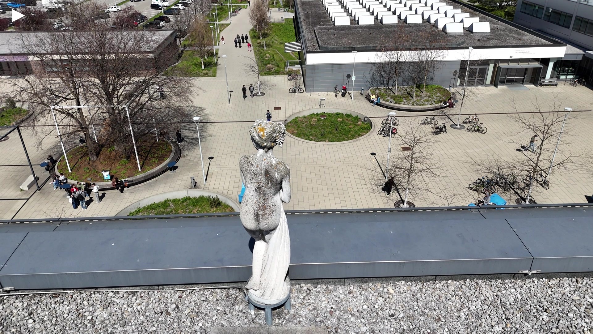 C_Statue_am_Dach_shaky.MP4