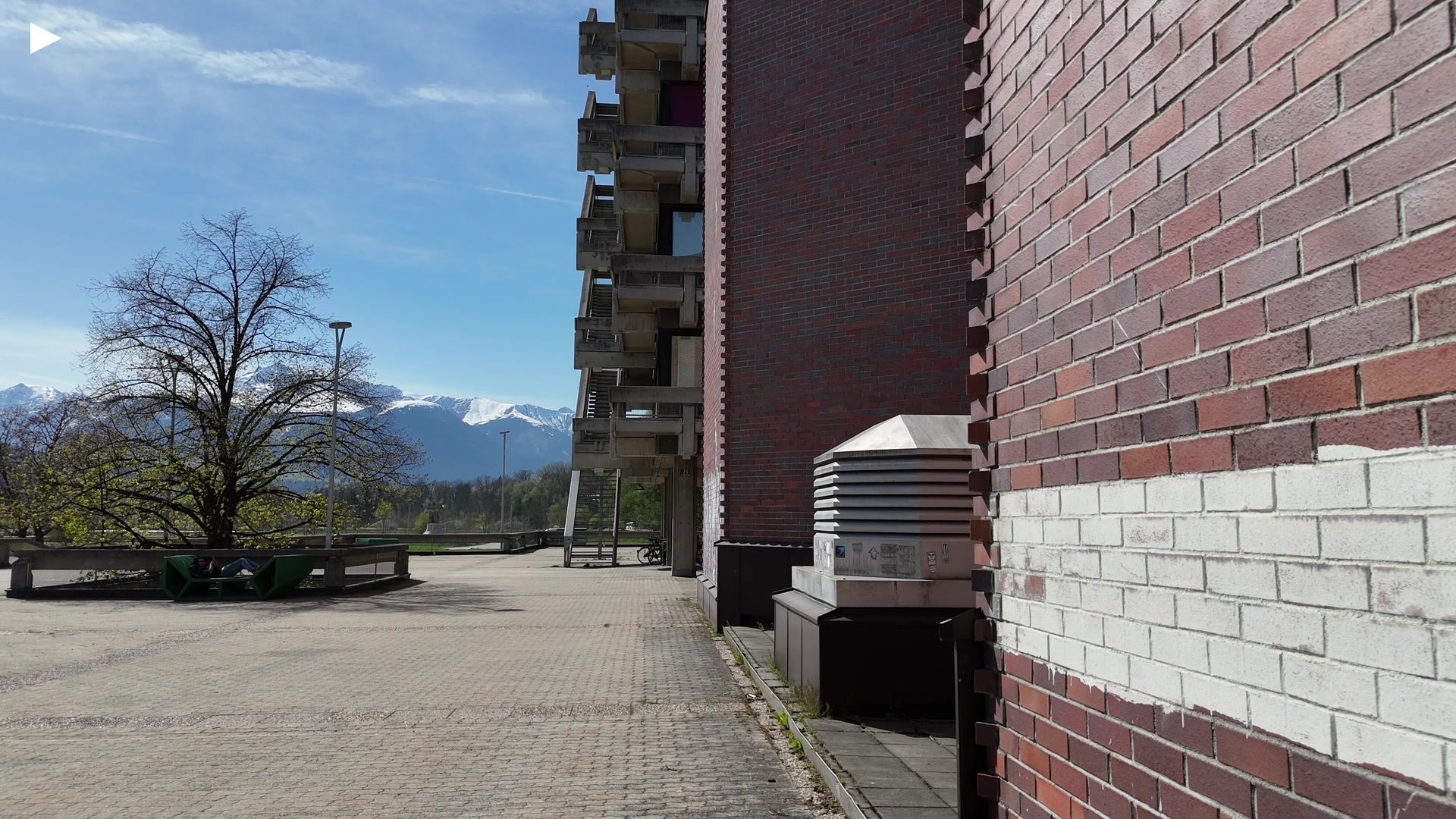 A_Victor_Franz_Hess_Haus_Stiegen_gen_west_upschwenk1.MP4