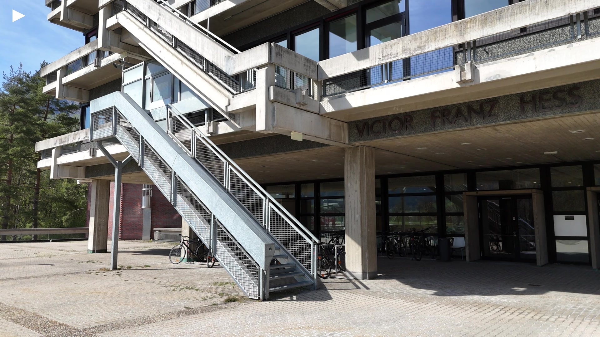 A_Victor_Franz_Hess_Haus_gen_Nordwest_upschwenk.MP4