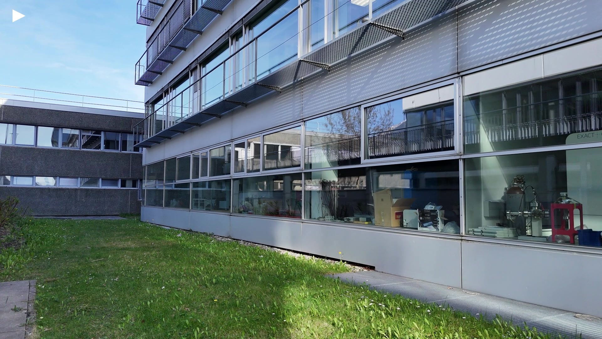 B_Quantenoptisches_Institut_Laborfront_walkalong.MP4