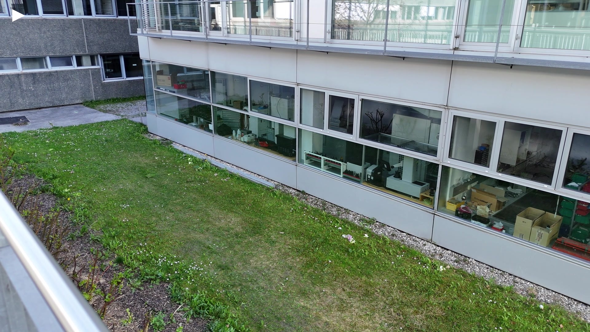 B_Quantenoptisches_Institut_Schwenk_Glasfront_1UG.MP4