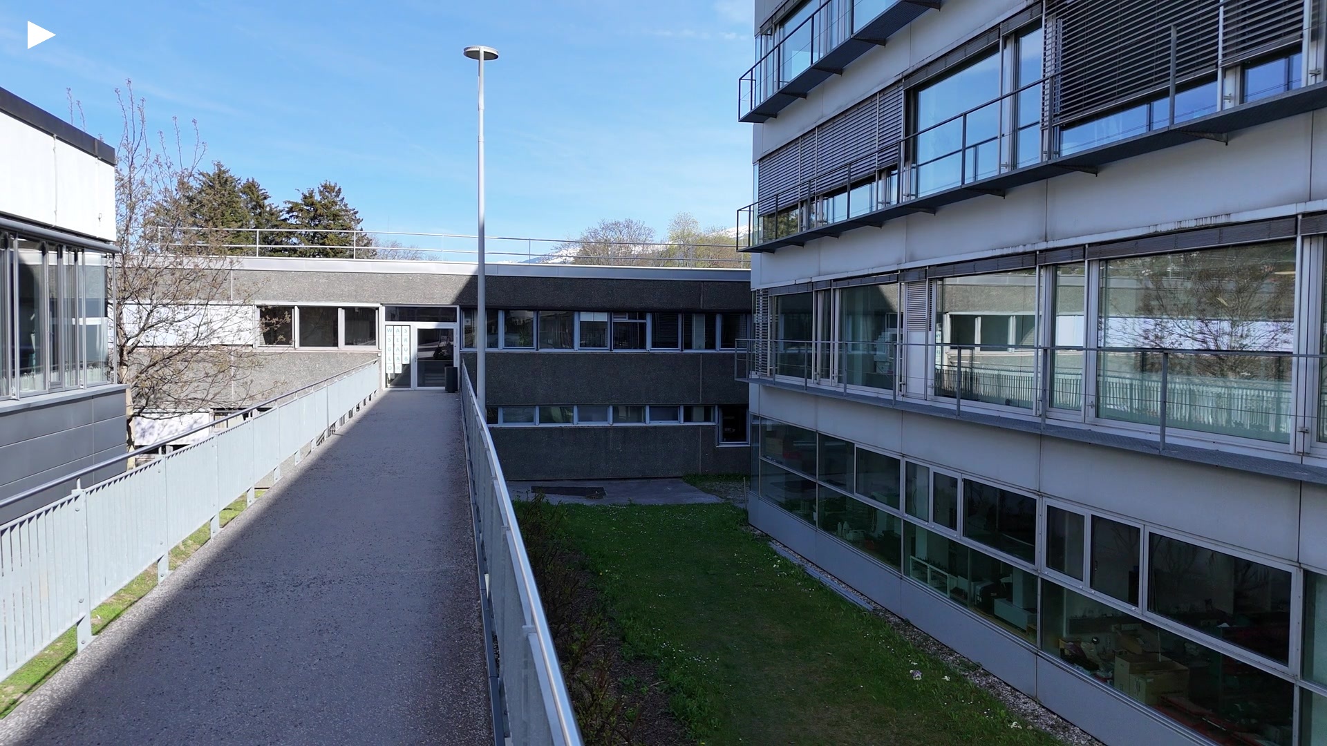 B_Quantenoptisches_Institut_Schwenk_Glasfront_EG.MP4