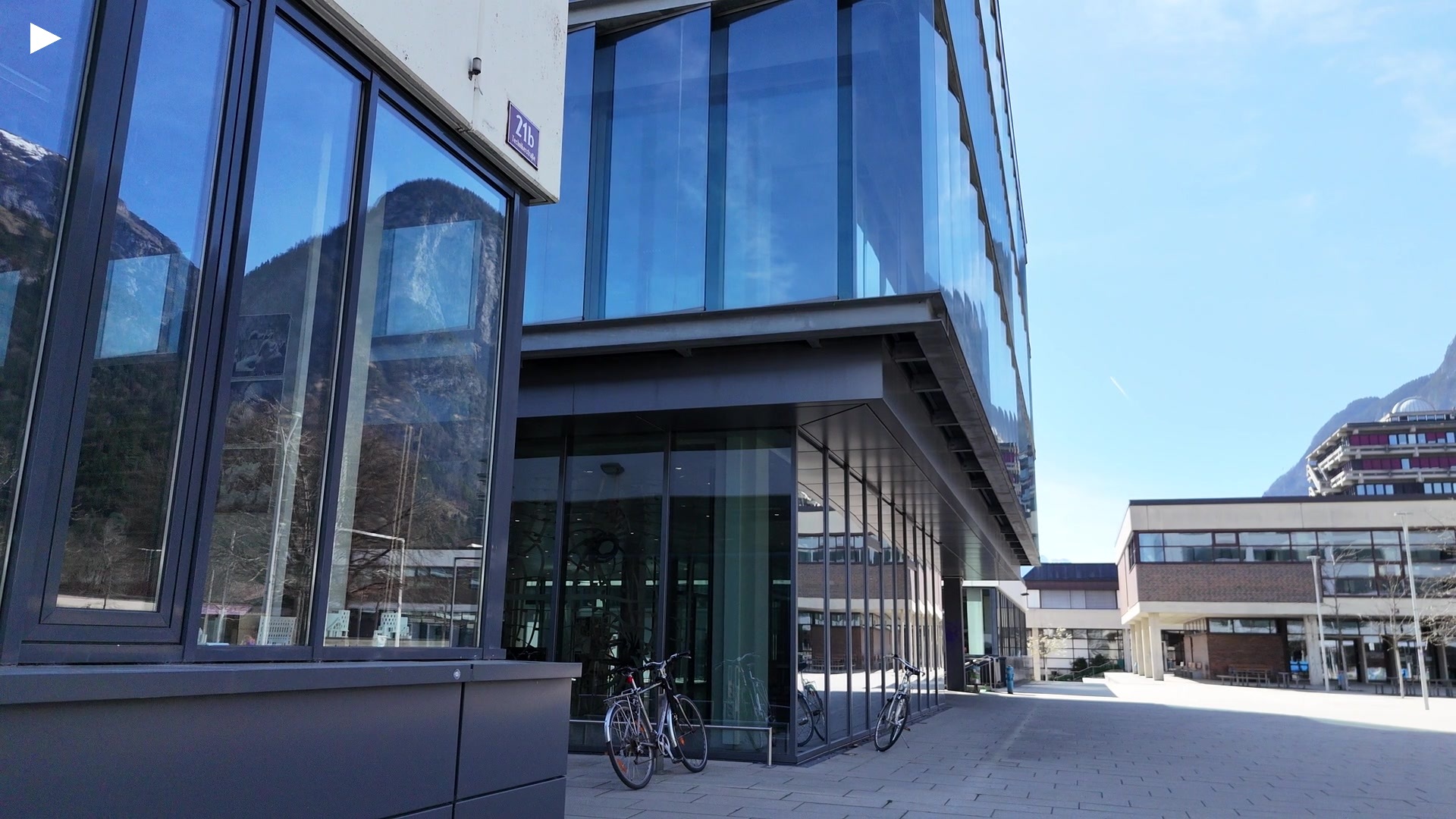 B_Vorplatz_pan_unter_Stiegengelaender.MP4