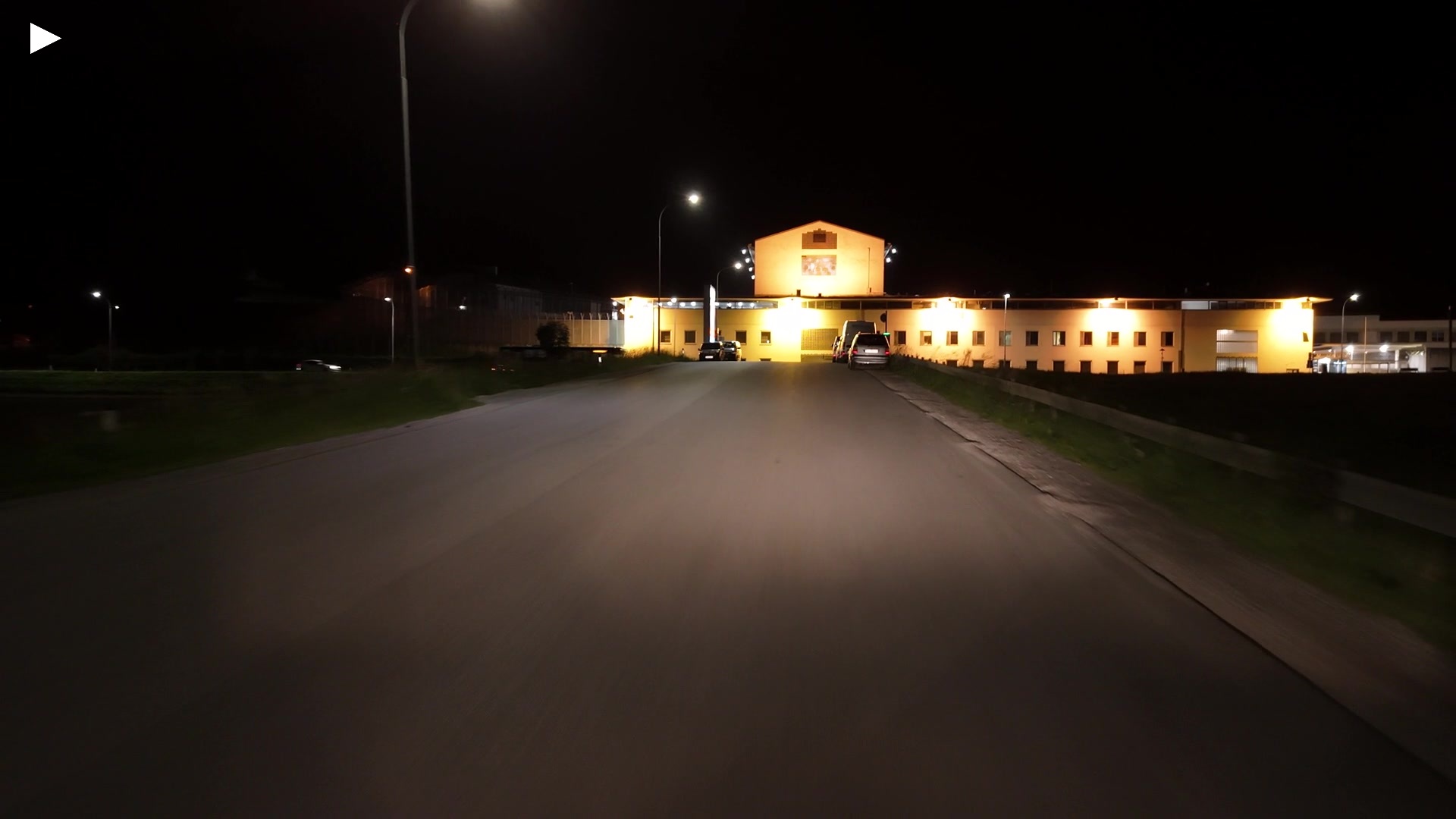 A_Justizanstalt_IBK_Nacht_Anfahrt_von_Sueden.MP4