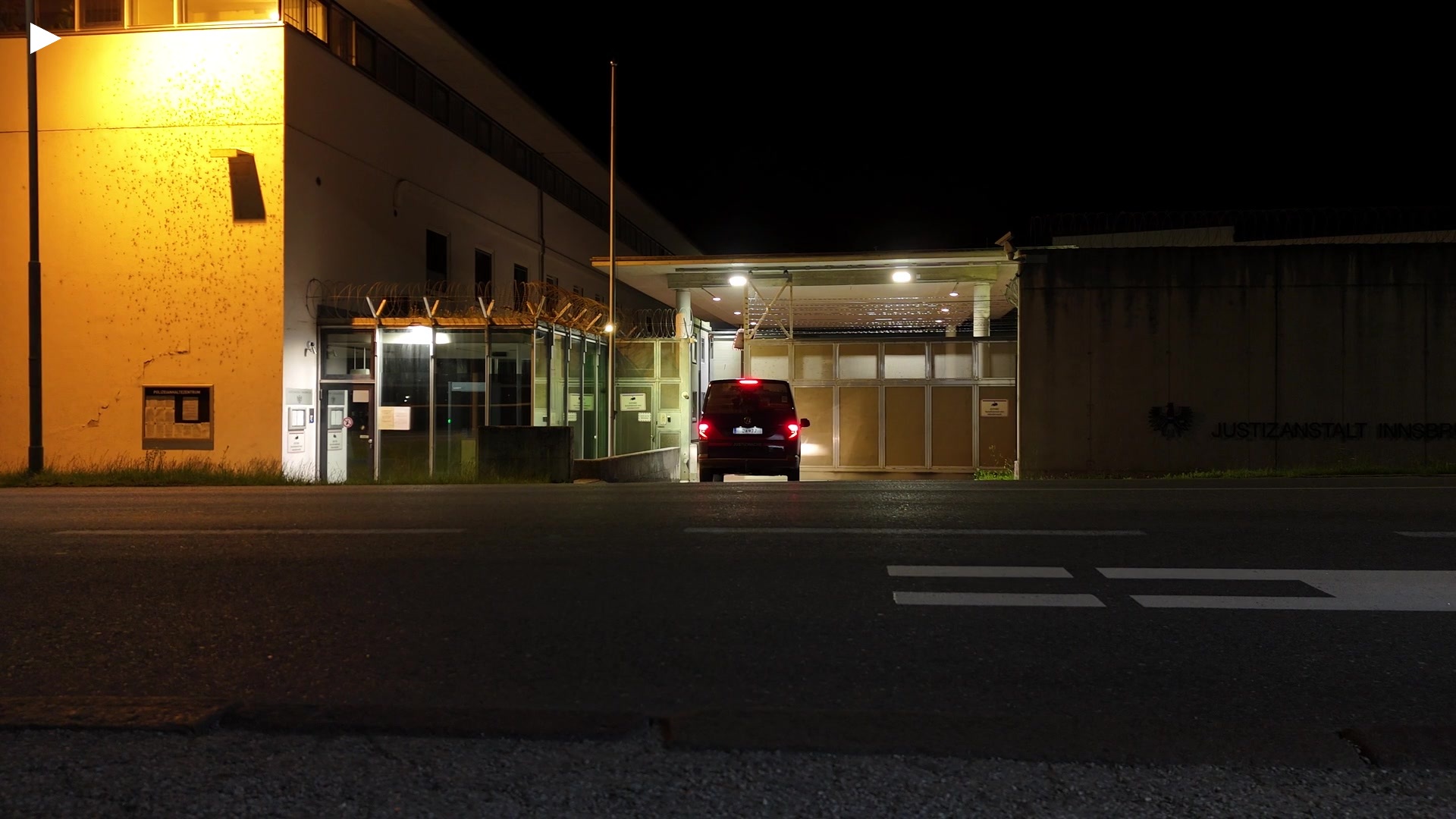 A_Justizanstalt_IBK_Nacht_Justiz_KFZ_faehrt_rein.MP4