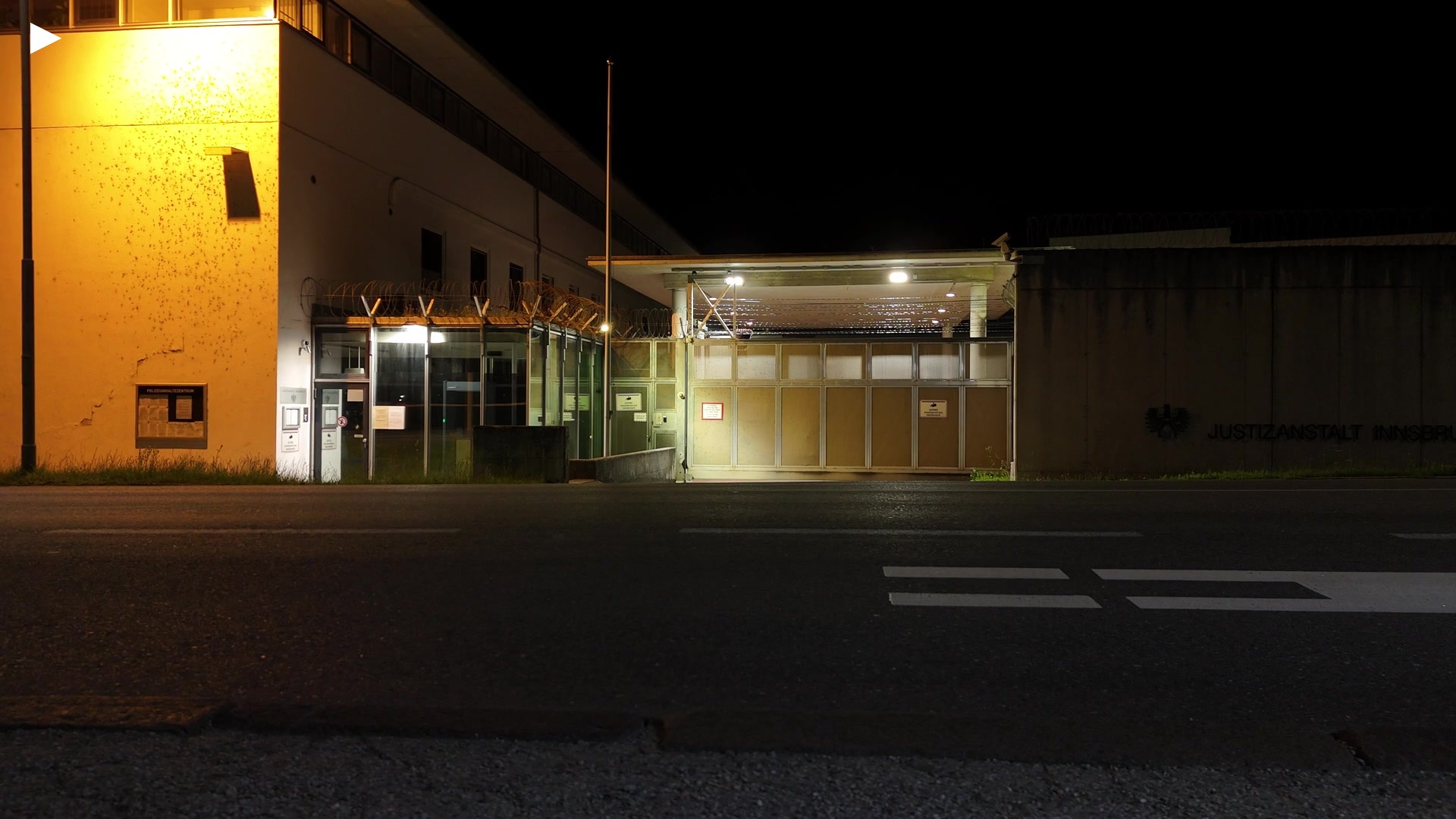 B_Justizanstalt_IBK_Nacht_Eingang.MP4