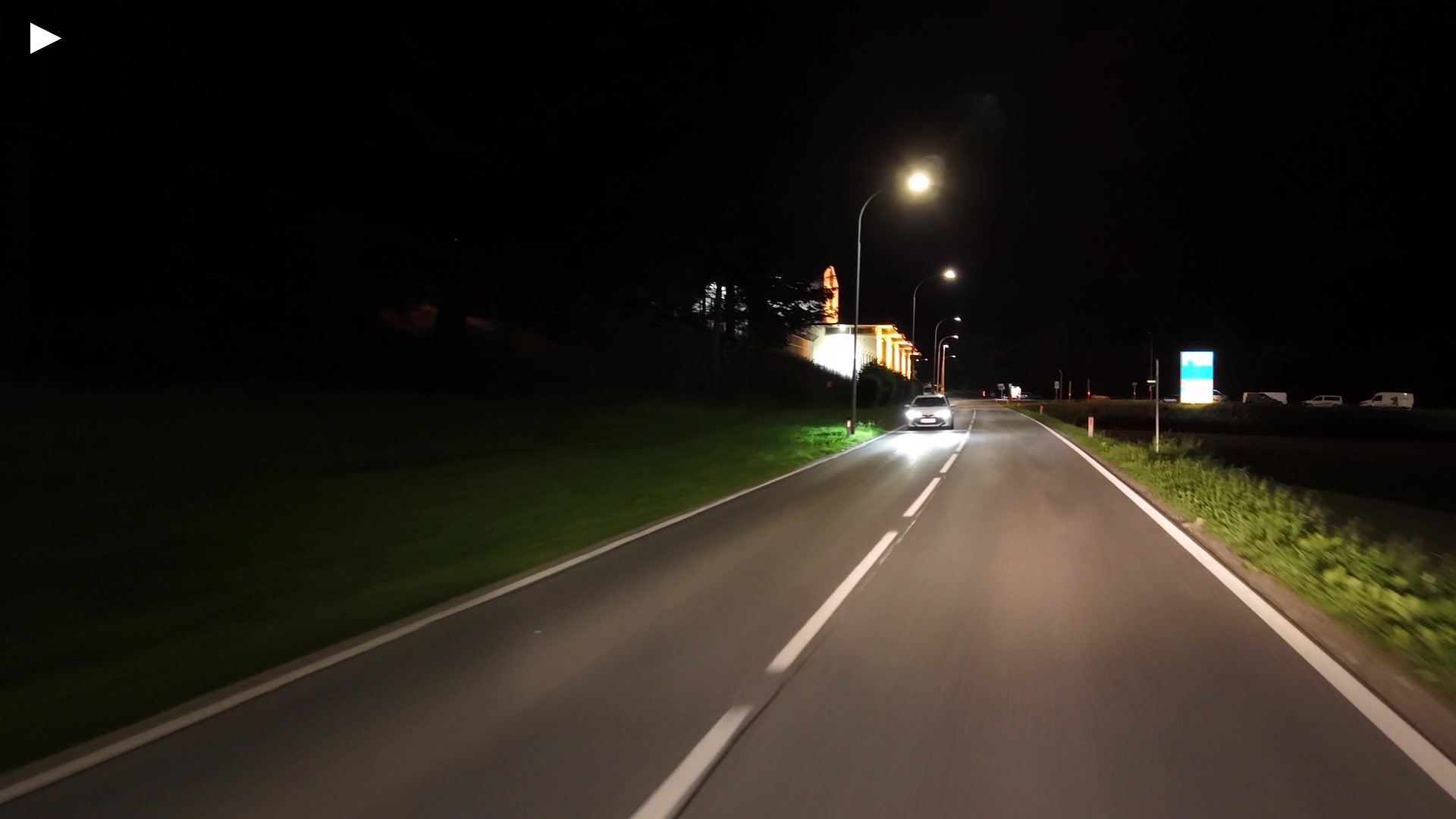 B_Justizanstalt_IBK_Nacht_Vorbeifahrt_von_Osten.MP4