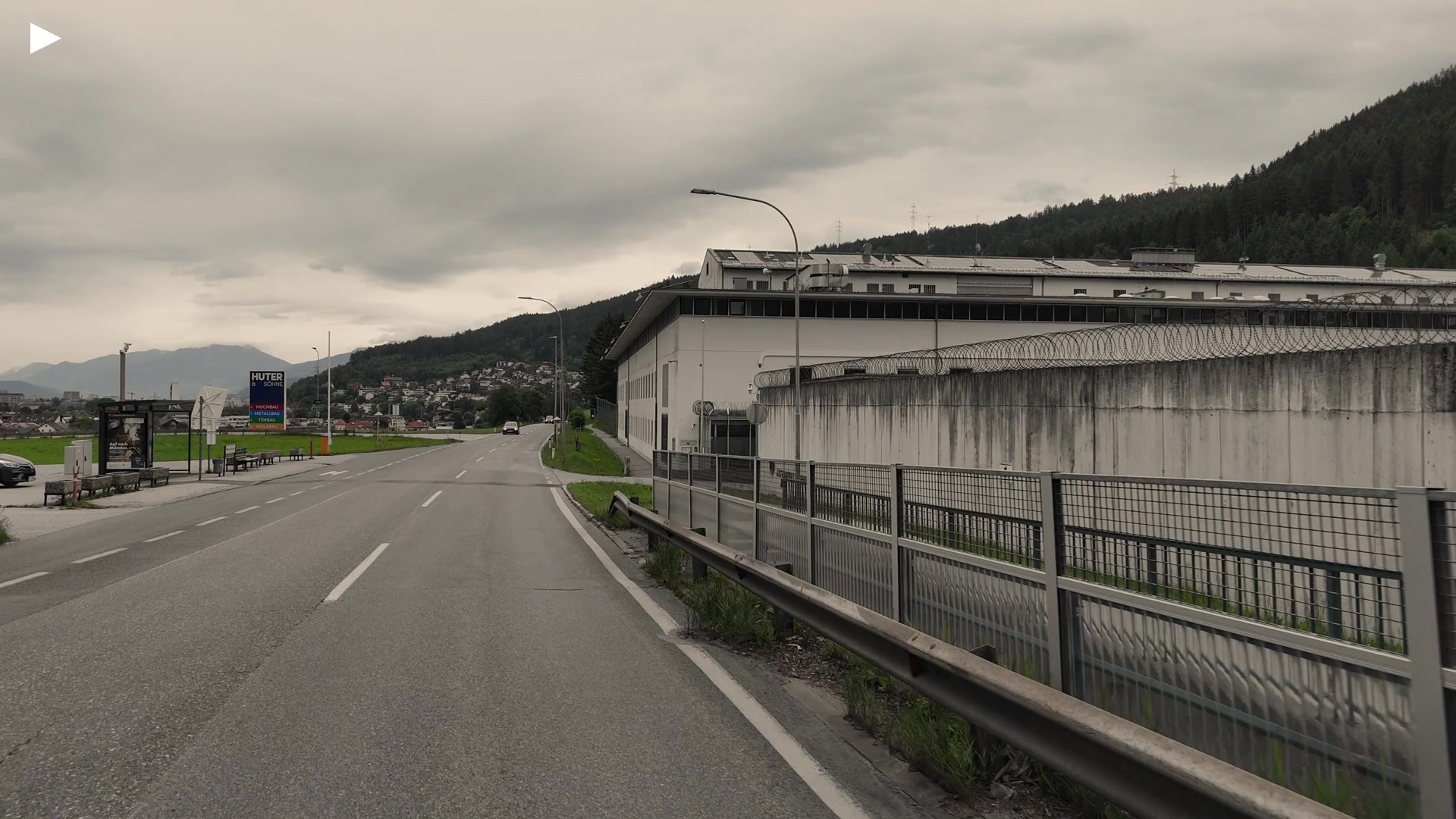 B_Justizanstalt_IBK_Vorbeifahrt_day_HD_1920x1080.mp4