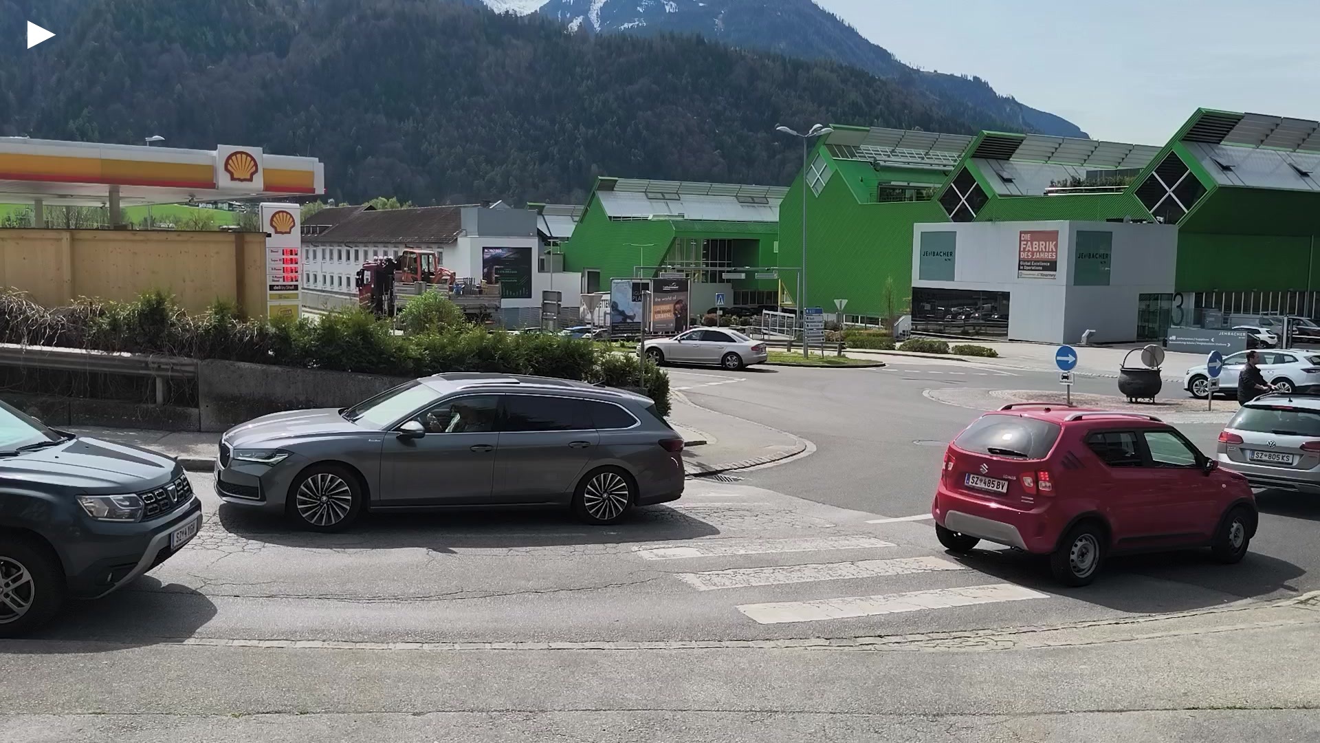 A_Kreisverkehr_NO_Stationary_Schwenk_1.mp4