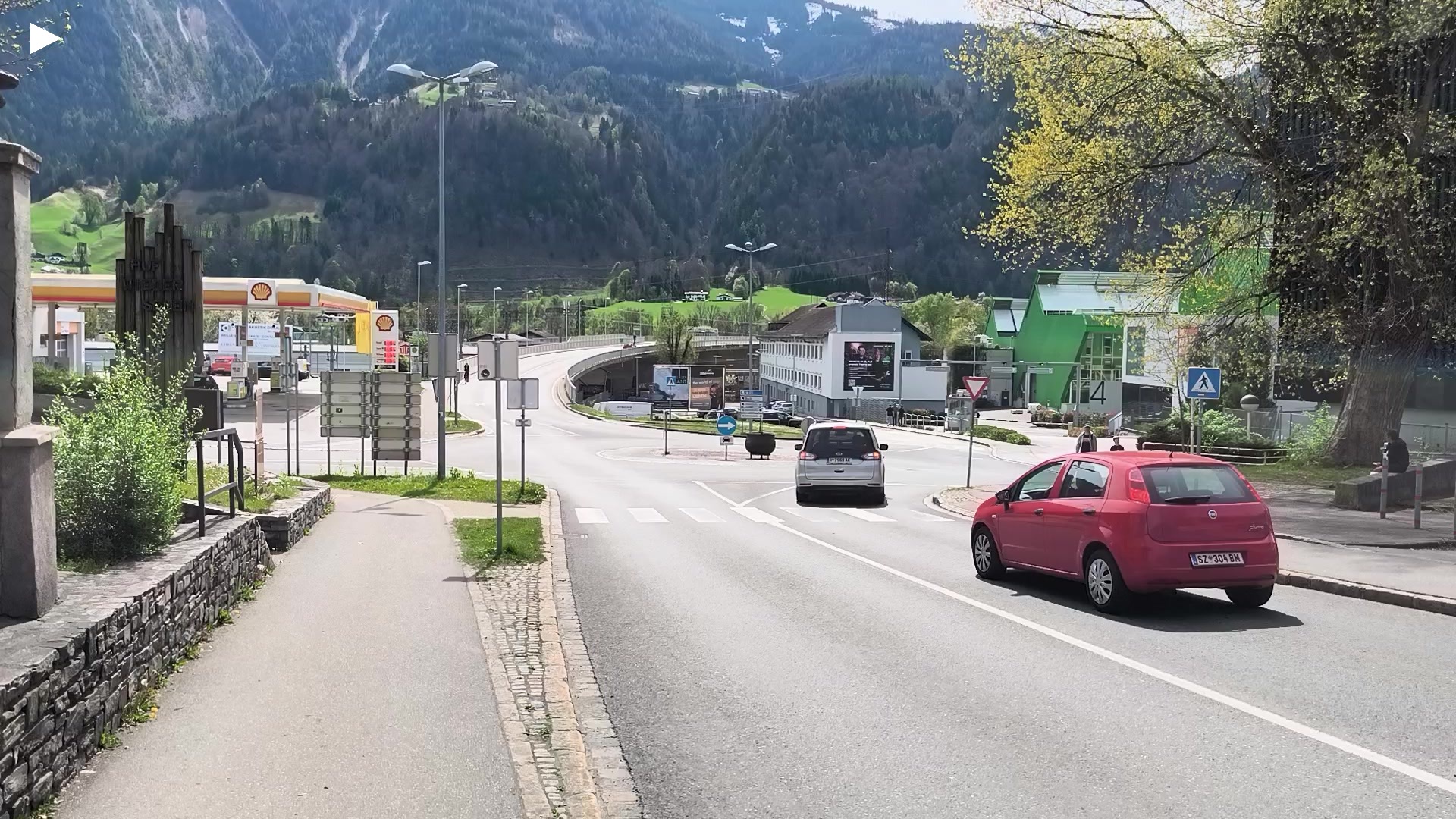 A_Kreisverkehr_N_Stationary.mp4