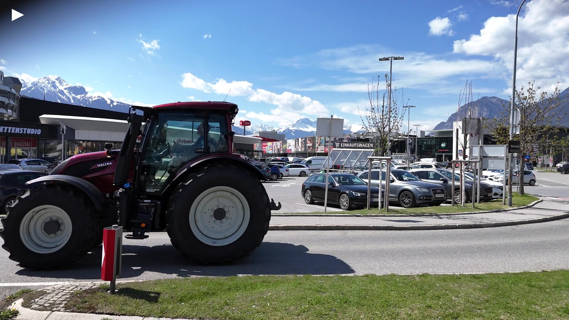 A_roundabout_circle_wide.MP4