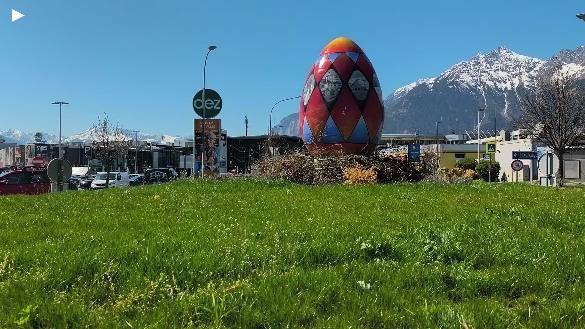 A_stationary_imposant_upview.mp4