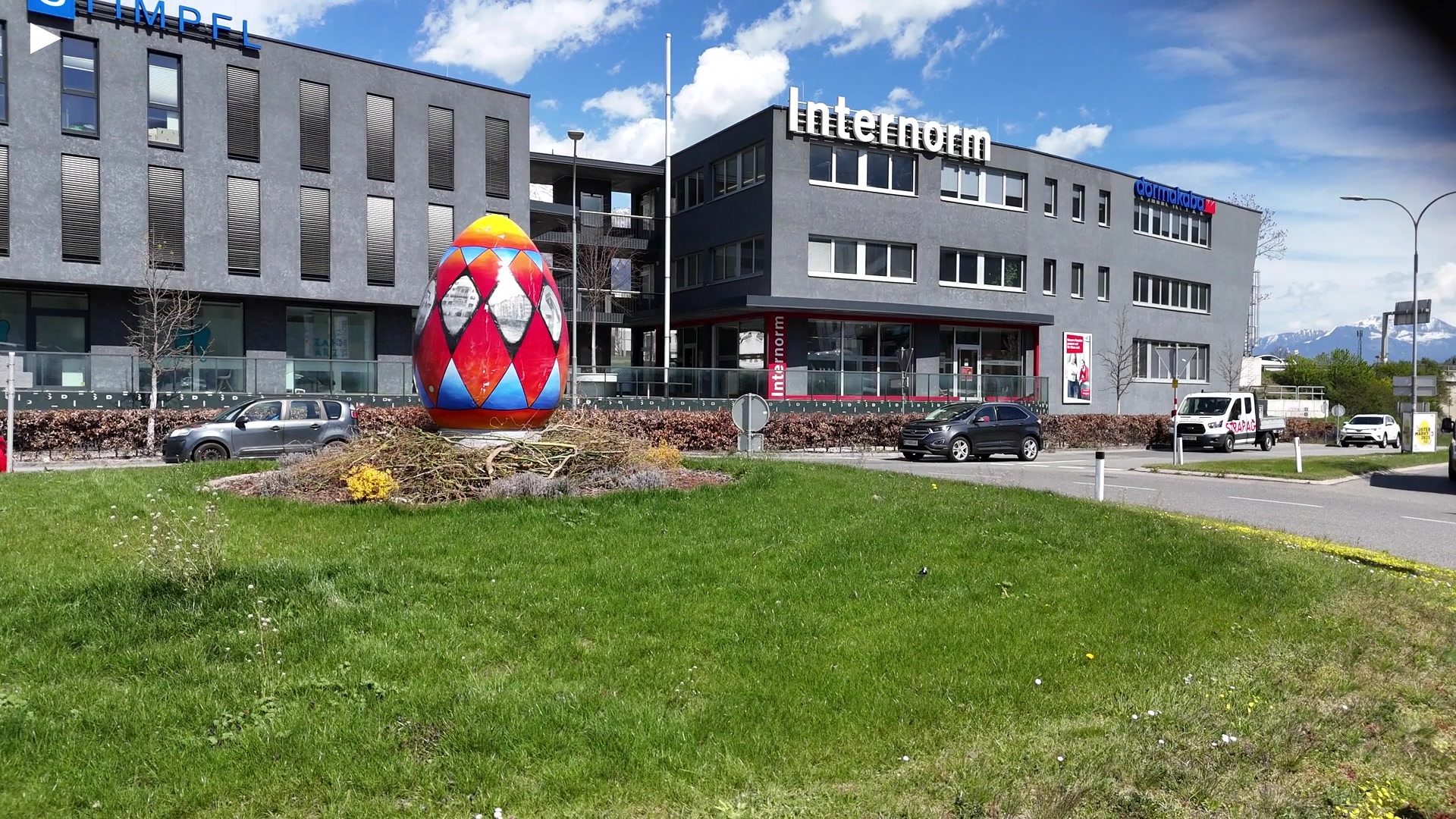 B_roundabout_circle_narrow_2.MP4