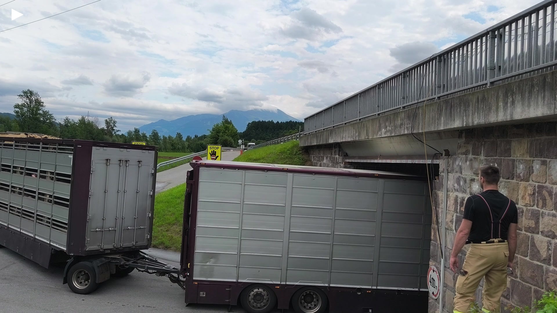 B_Weiterfahrt_Tiertransporter_ohne_Wasser_VID_20250607_114818.mp4