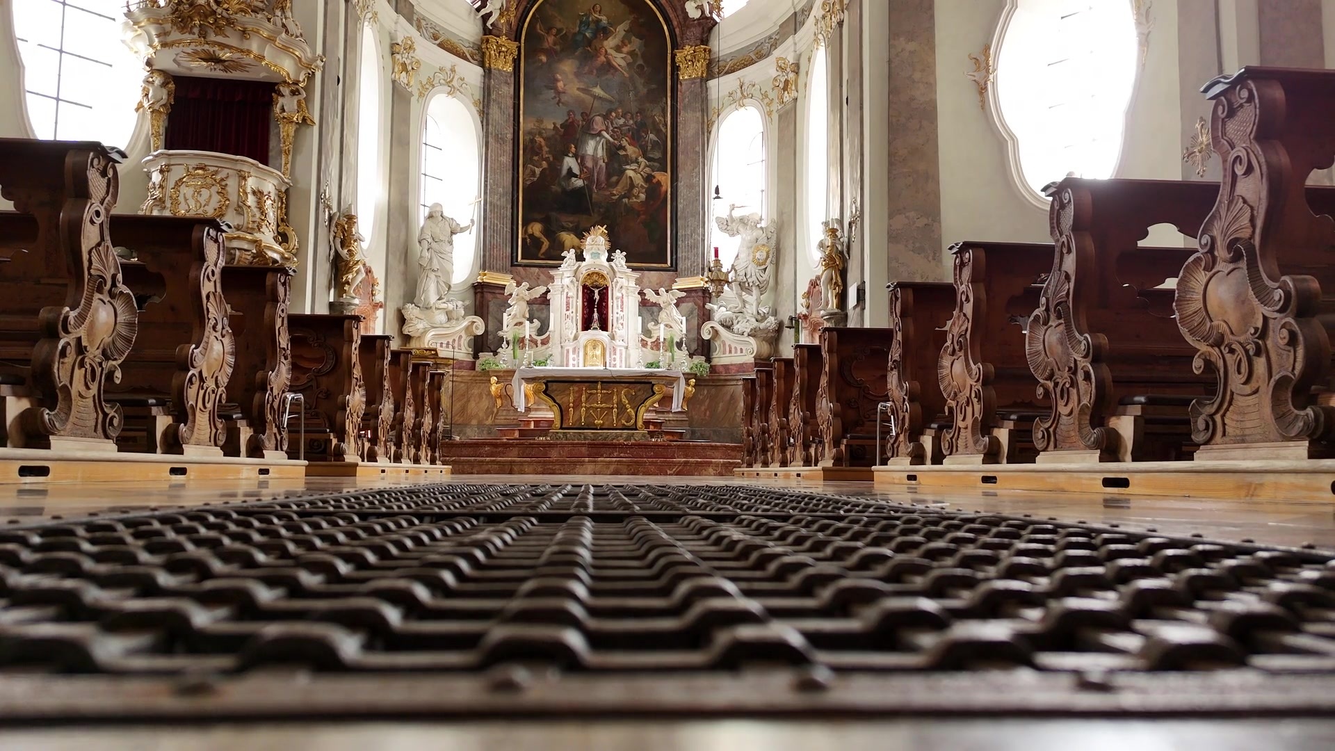 floorview_against_altar.MP4