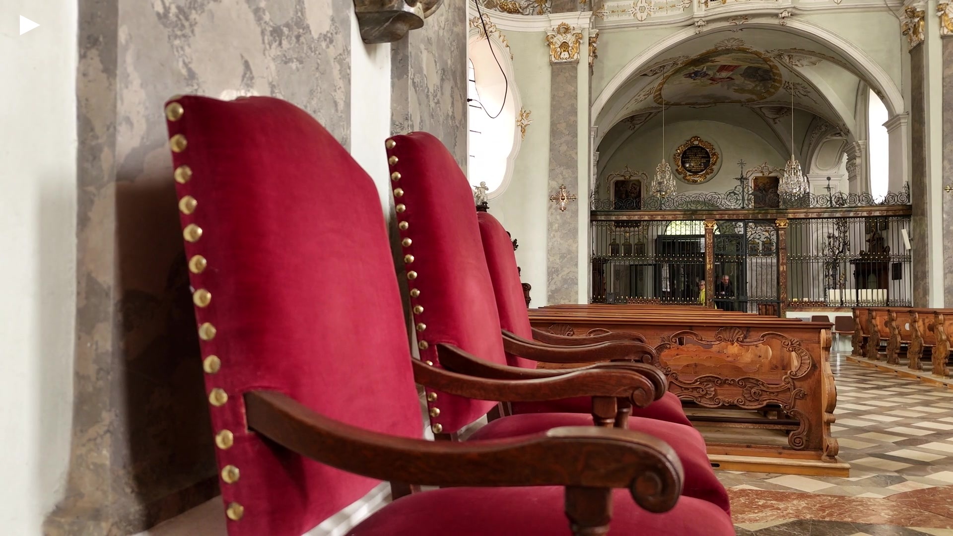 ministrantenbaenke_zu_ausgang.MP4