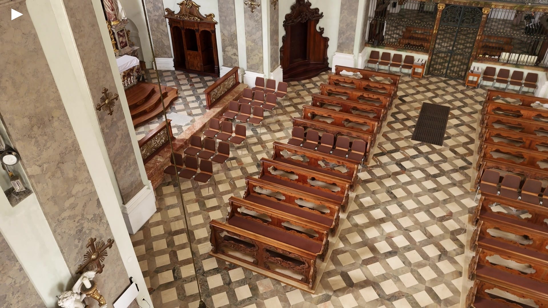 schwenk_kirchenbaenke.MP4