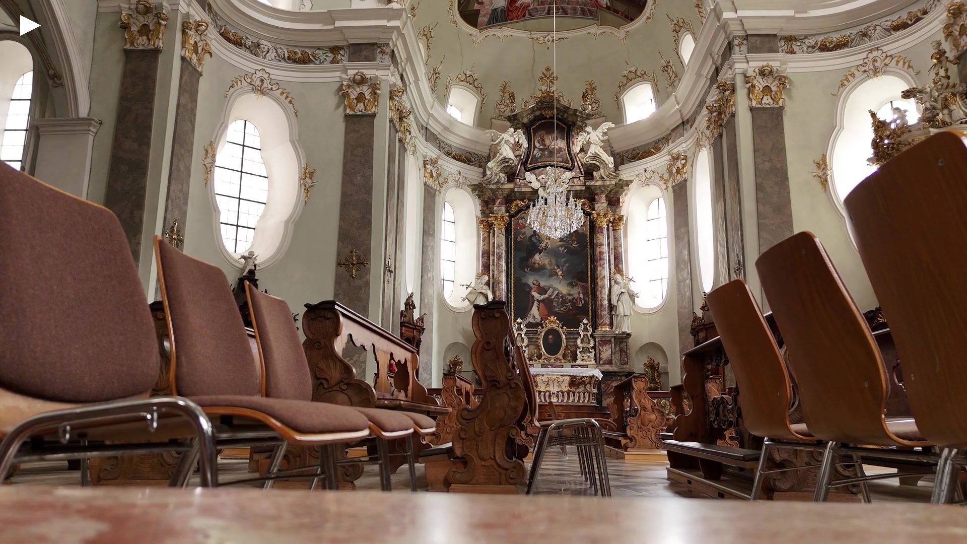 sitze_zu_seitenaltar.MP4