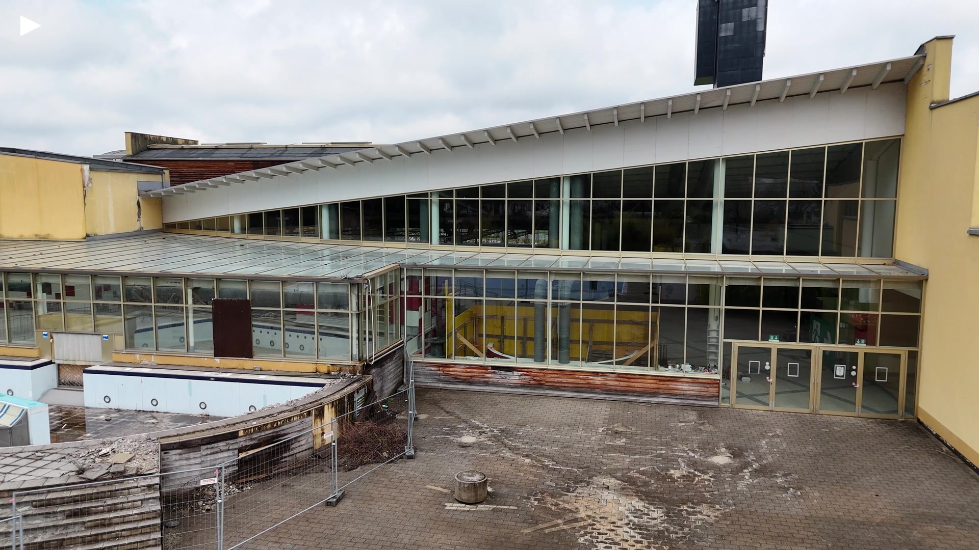 1_sidewards_outdoor_pool_2k.mp4