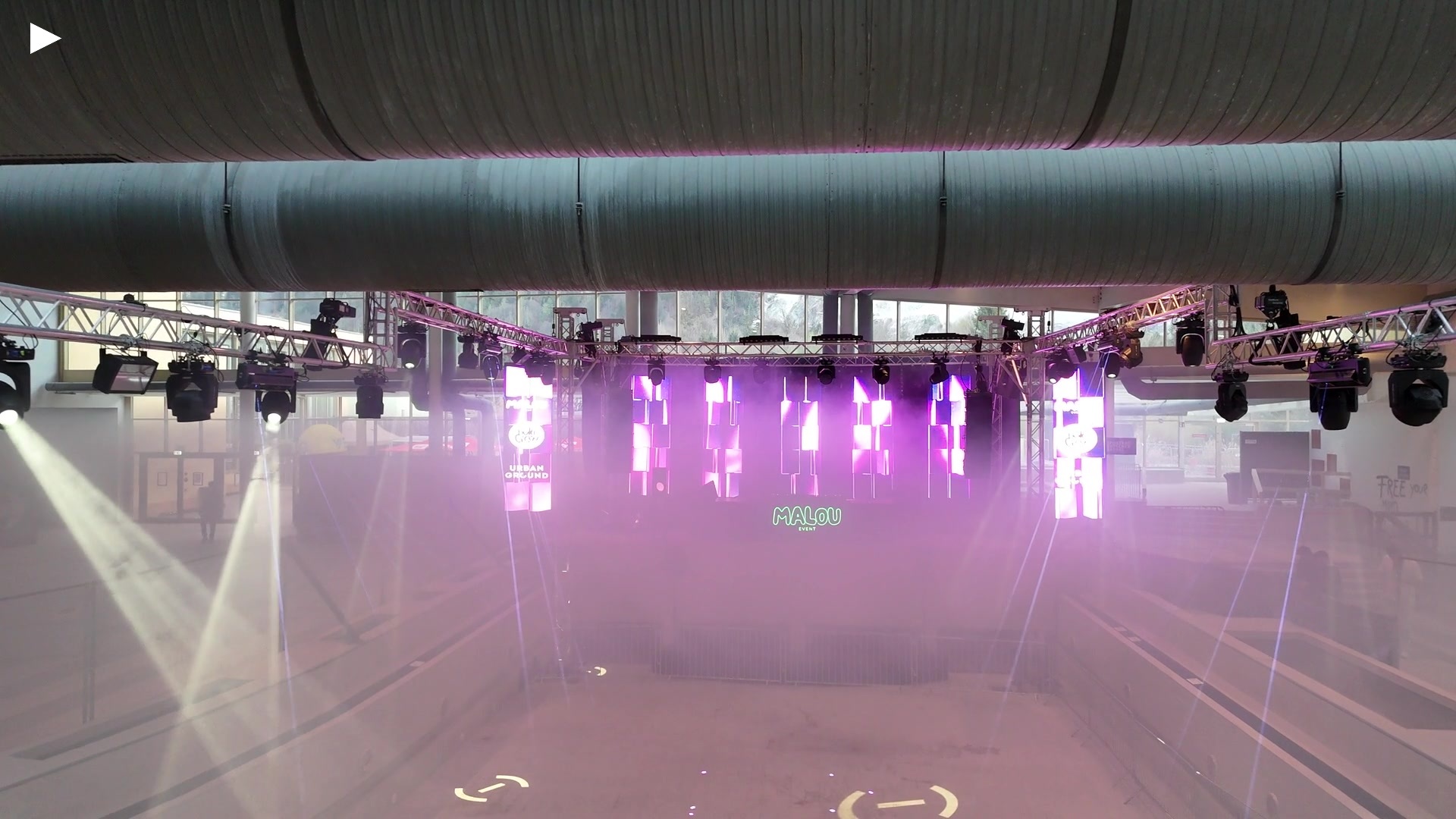 10_00_A_FLY_TO_STAGE.MP4