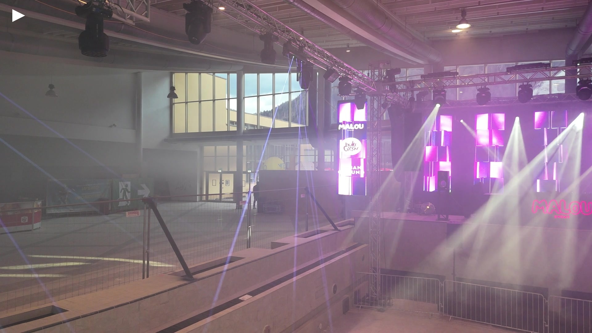 10_00_B_SCHNELLER_SCHWENK_DURCH_HALLE.MP4