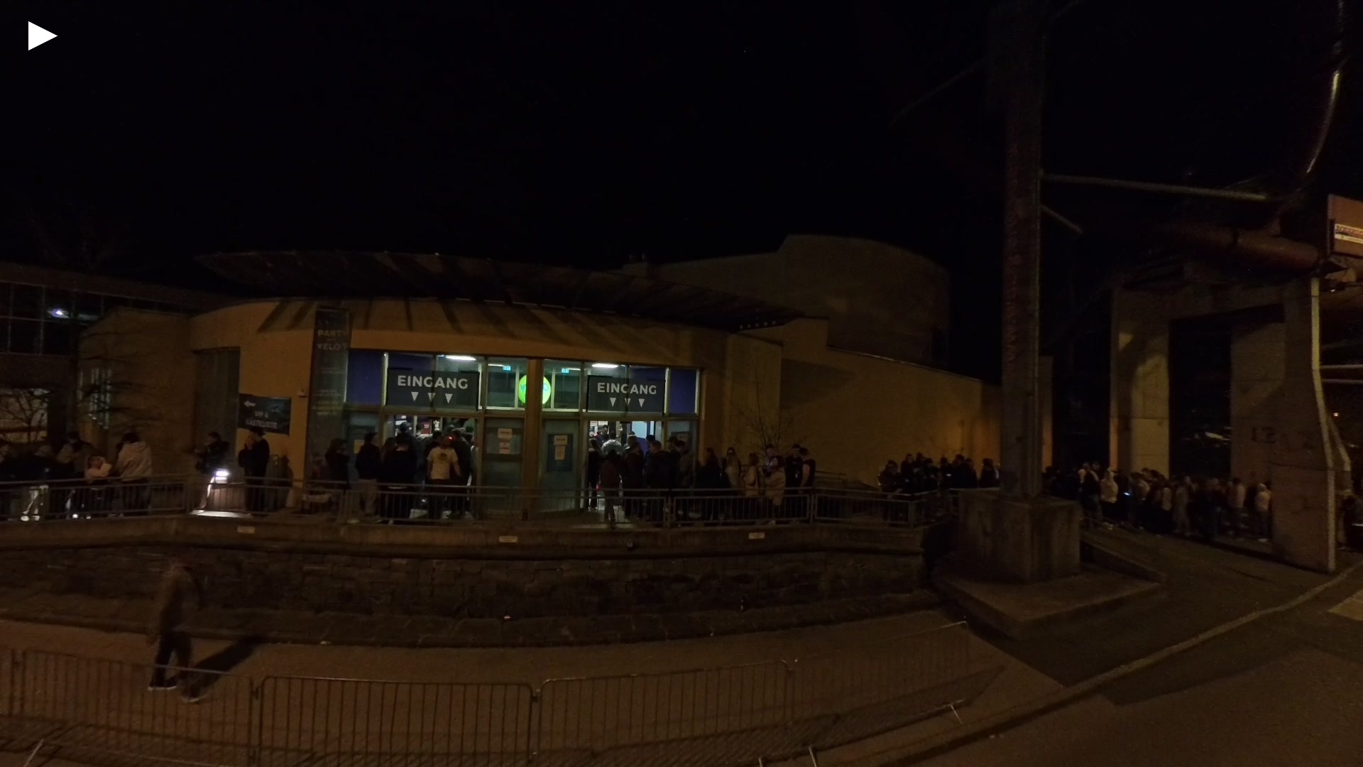 31_OUTDOOR_LANGE_WARTESCHLANGE_01_VID_20250405_225838_00_056.mp4