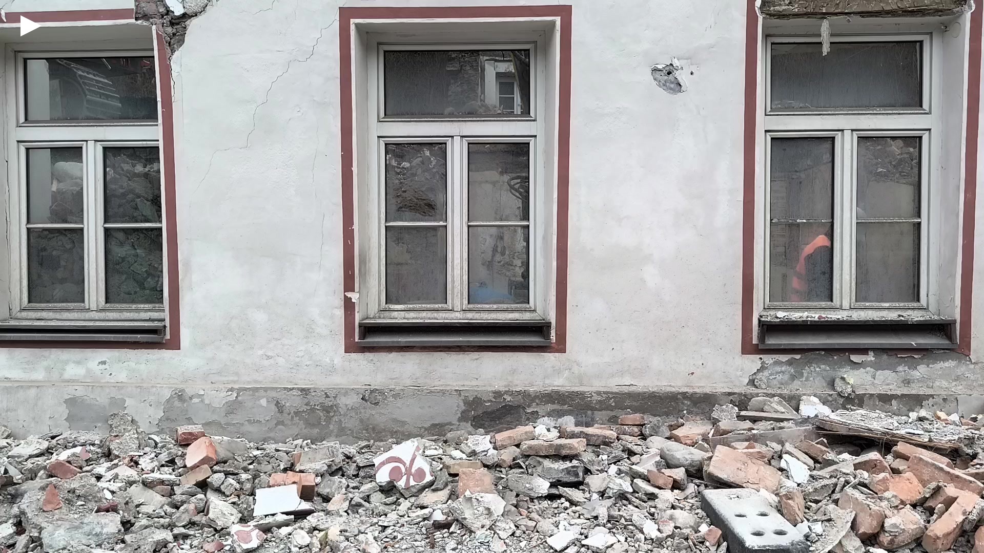 A_arbeiter_hinter_fenster_VID_20250325_105021.mp4